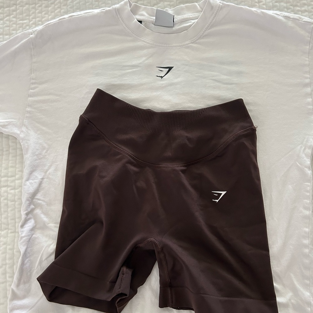 Gymshark Training Shorts SMall – chocolate brown and white TShirt Med